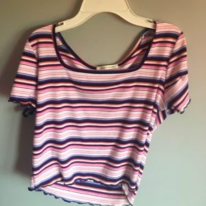Striped t-shirt with ruched sleeves and bottom.